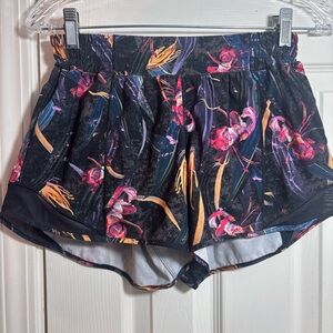 lululemon athletica Floral Shorts Hotty hot reflective details size 6.